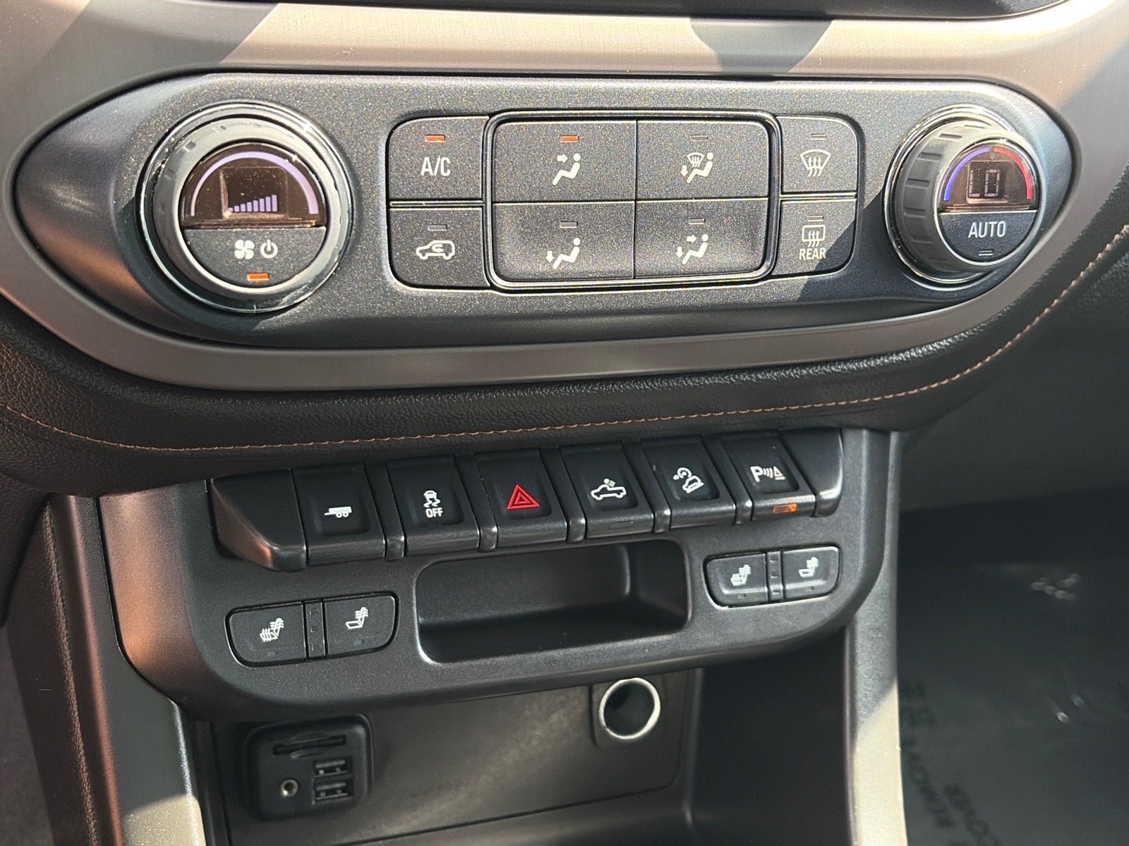 2022 GMC Canyon 4WD AT4 w/Leather