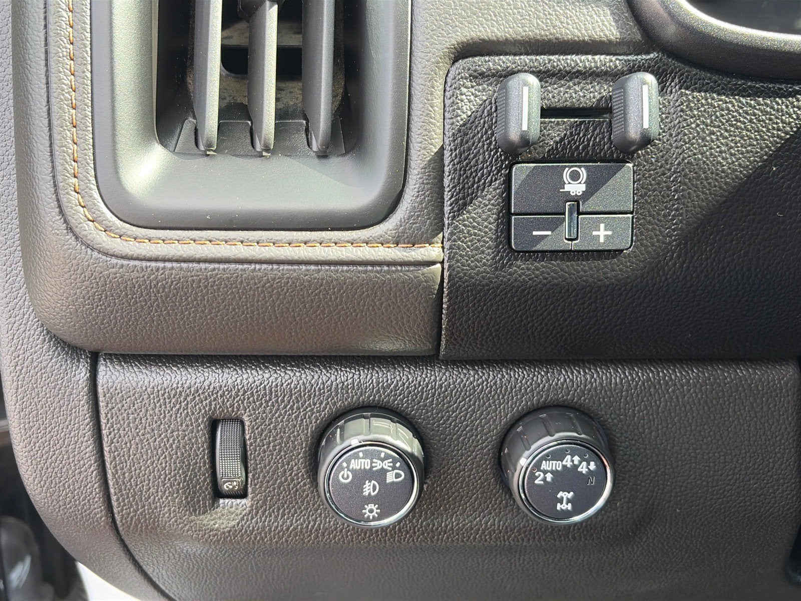 2022 GMC Canyon 4WD AT4 w/Leather