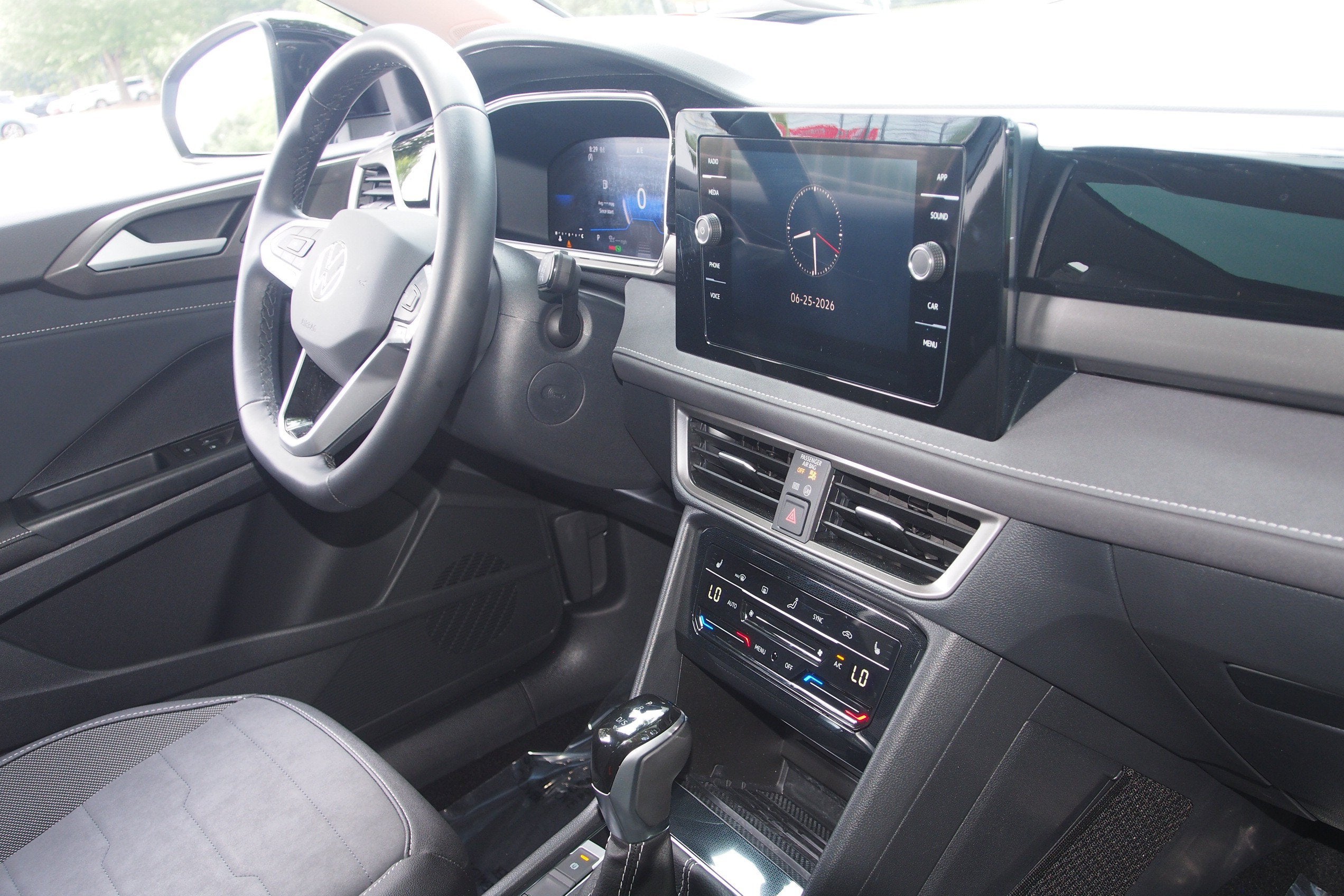 2025 Volkswagen Taos SE Black