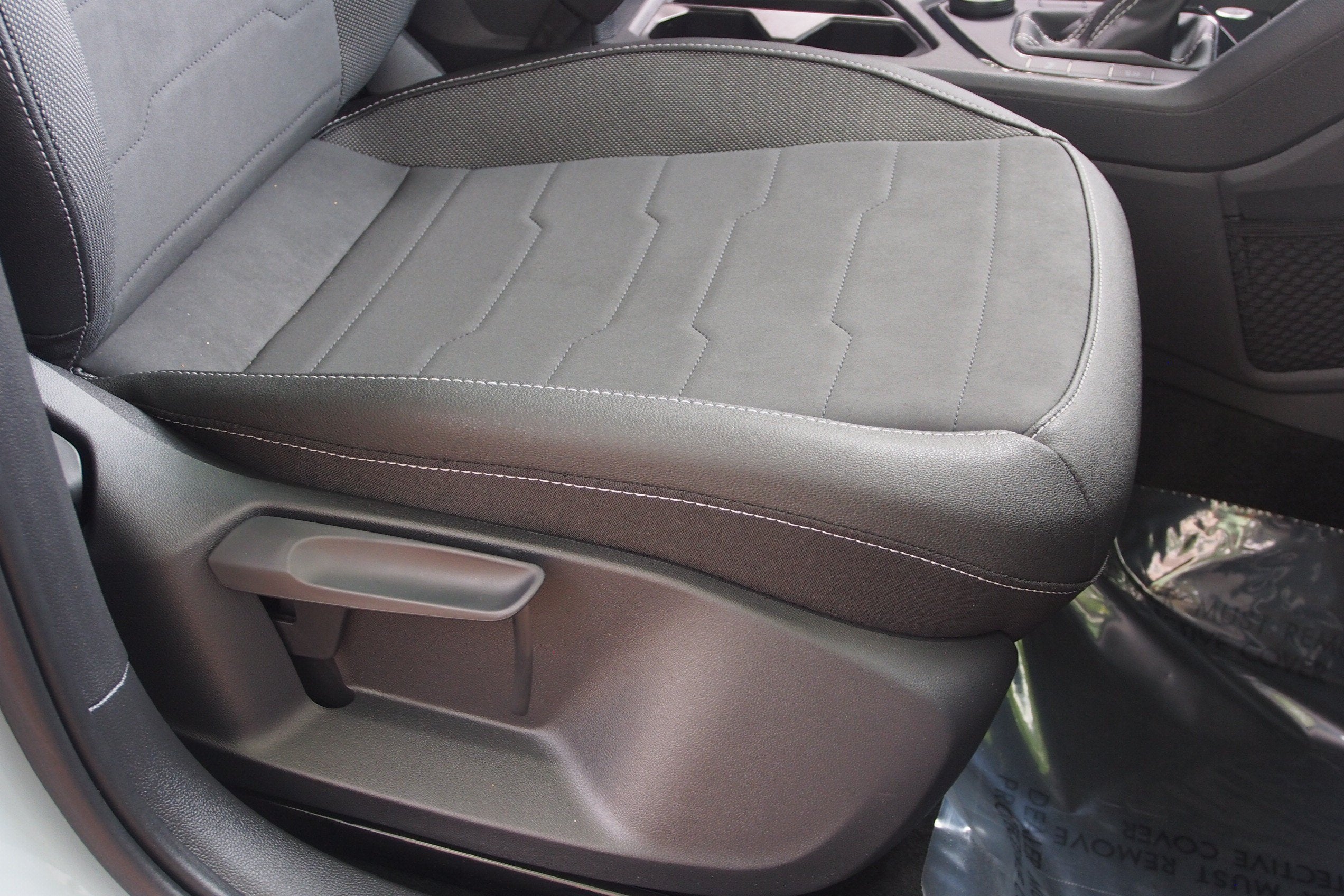 2025 Volkswagen Taos SE Black