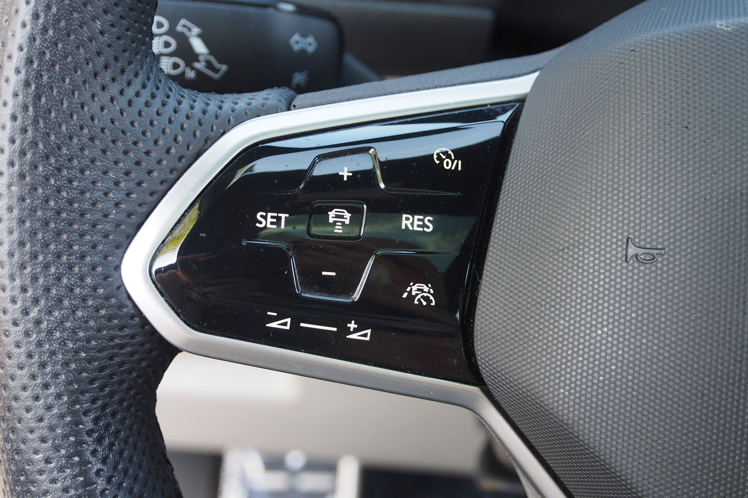 2022 Volkswagen Tiguan SEL R-Line