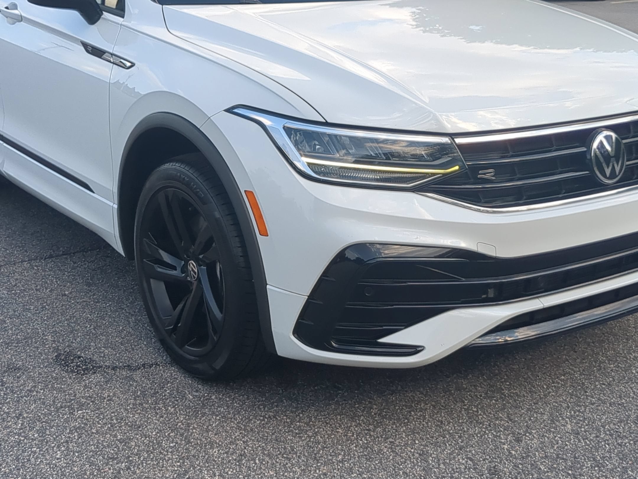2023 Volkswagen Tiguan SE R-Line Black