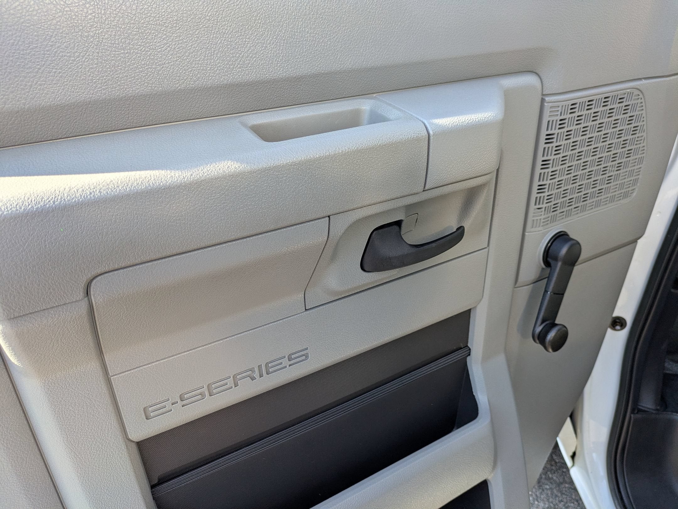 2018 Ford E-Series Cutaway Base