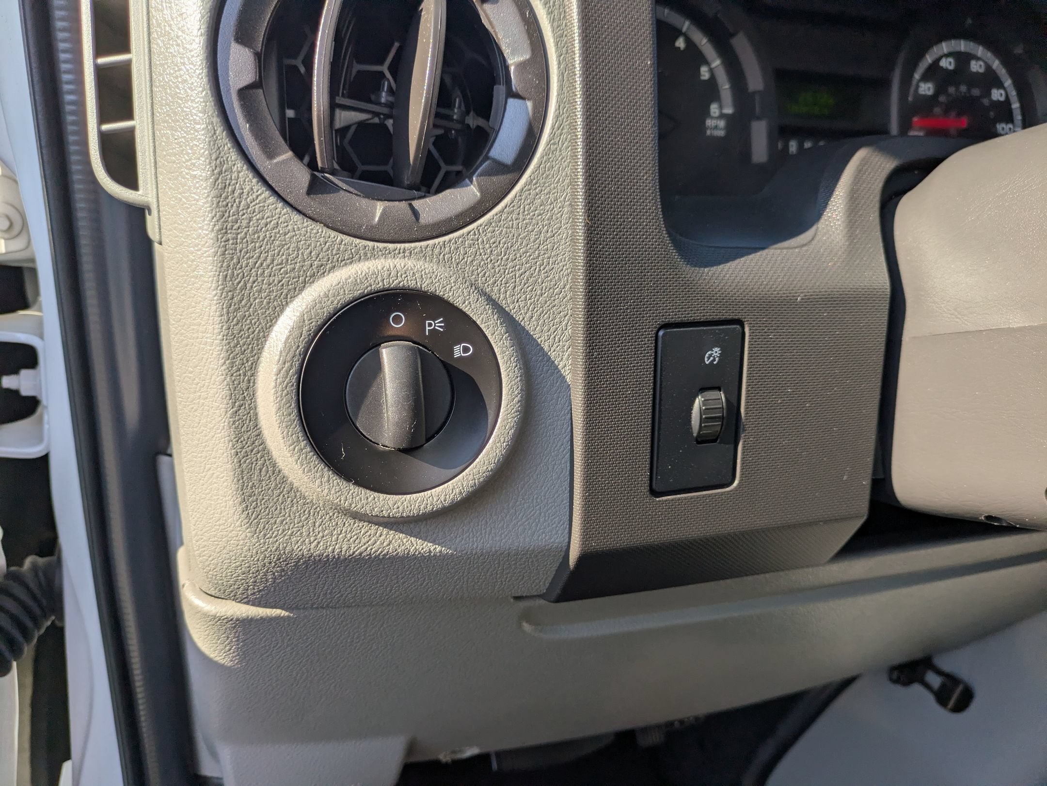 2018 Ford E-Series Cutaway Base