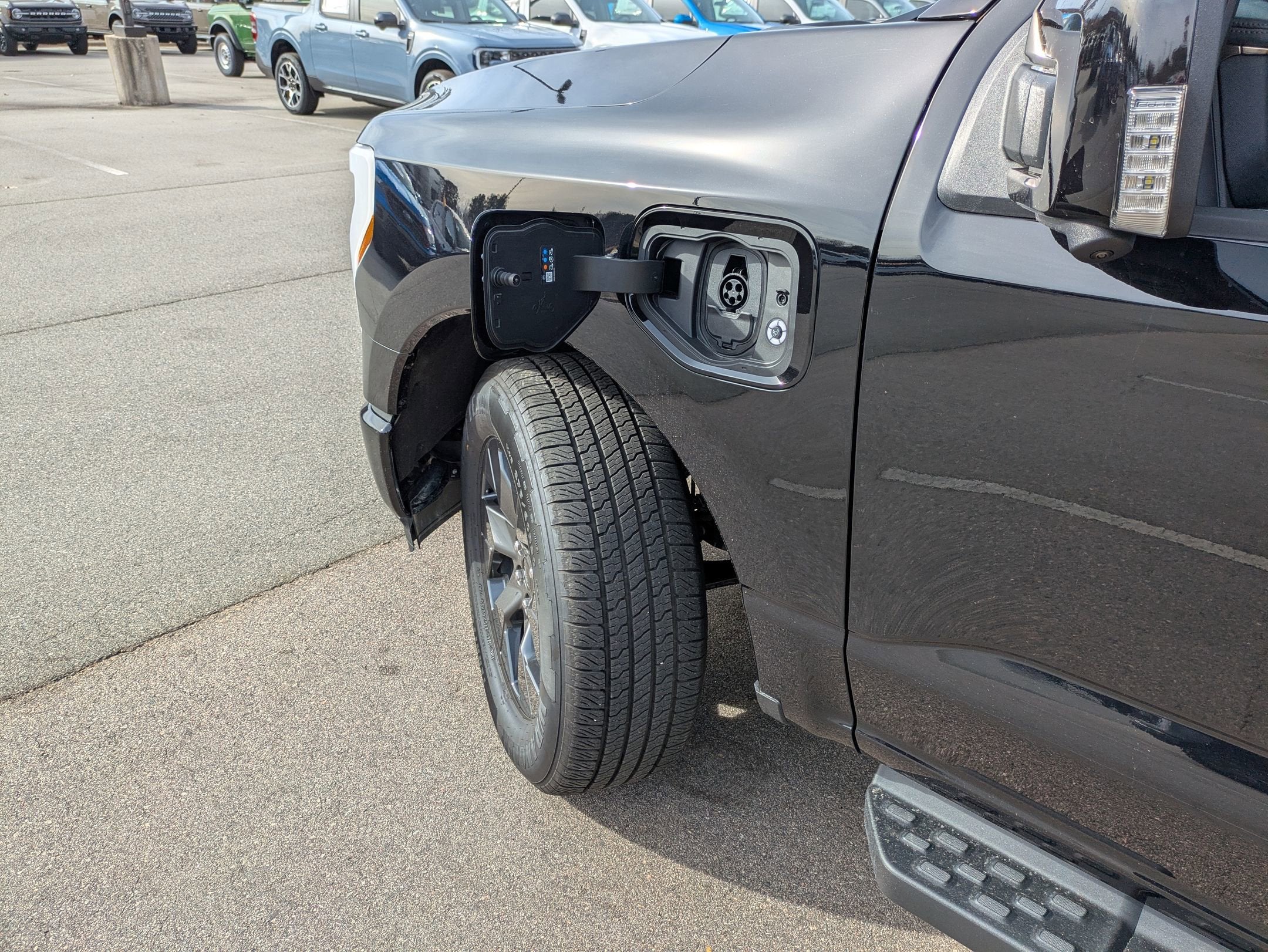 2025 Ford F-150 Lightning LARIAT