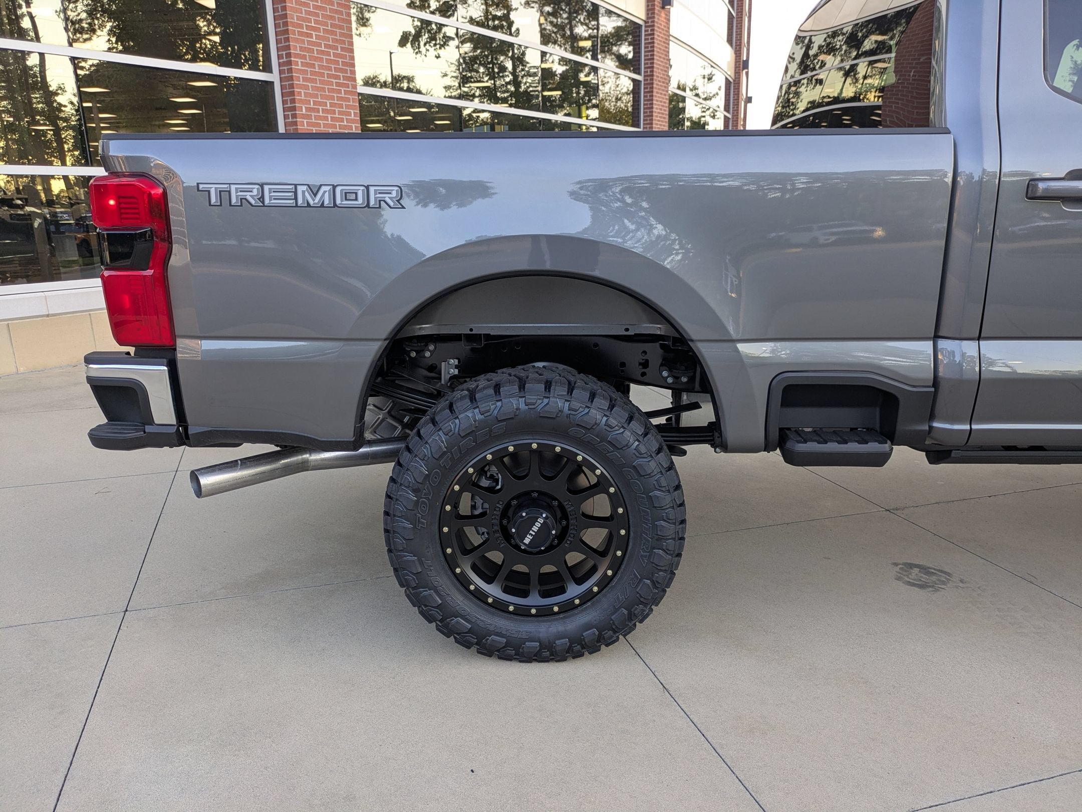 2026 Ford Super Duty F-250 SRW CUSTOM LARIAT LEVEL KIT WHEELS TIRES POWER BOARDS