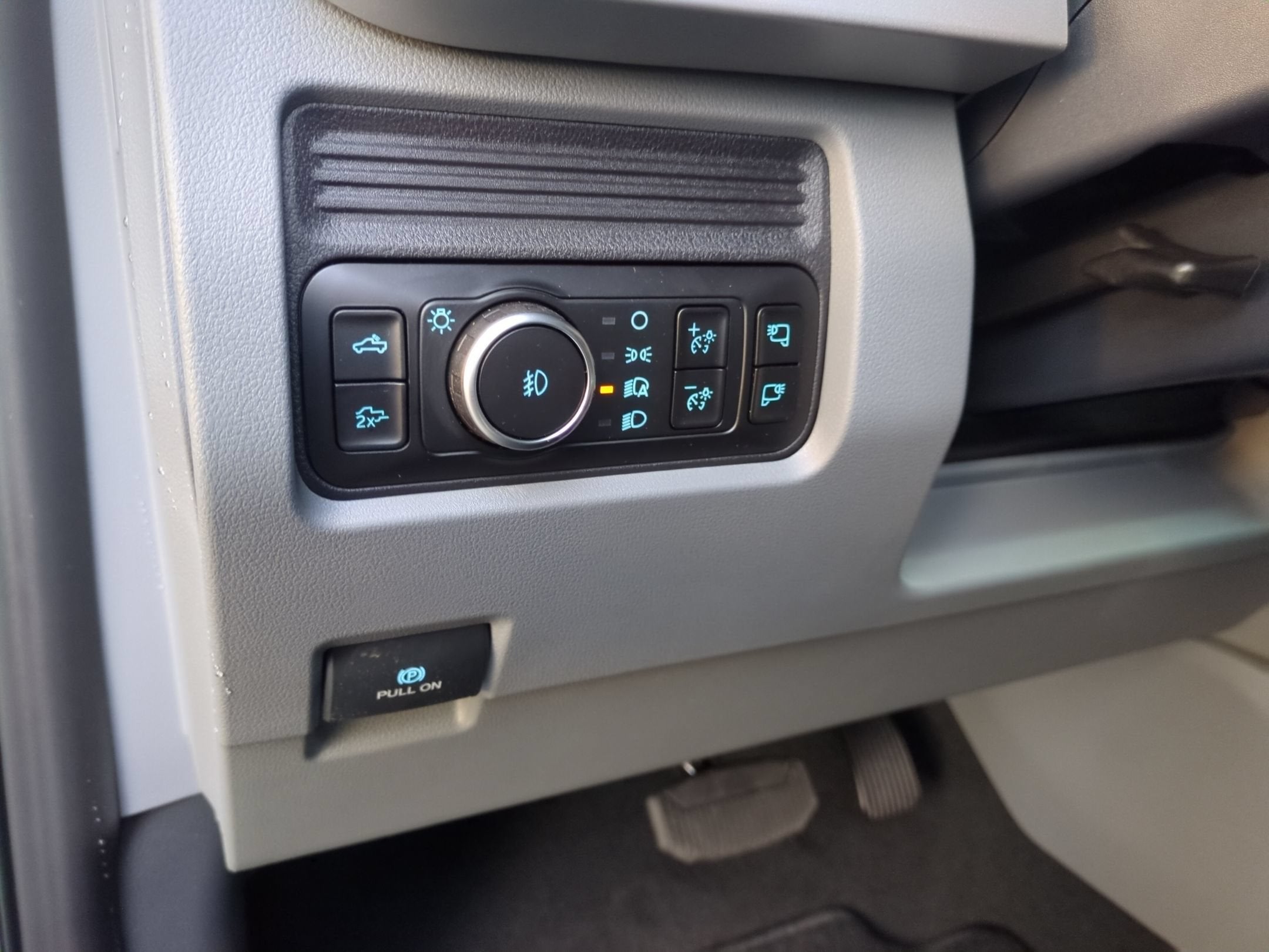 2027 Ford Super Duty F-350 SRW XLT
