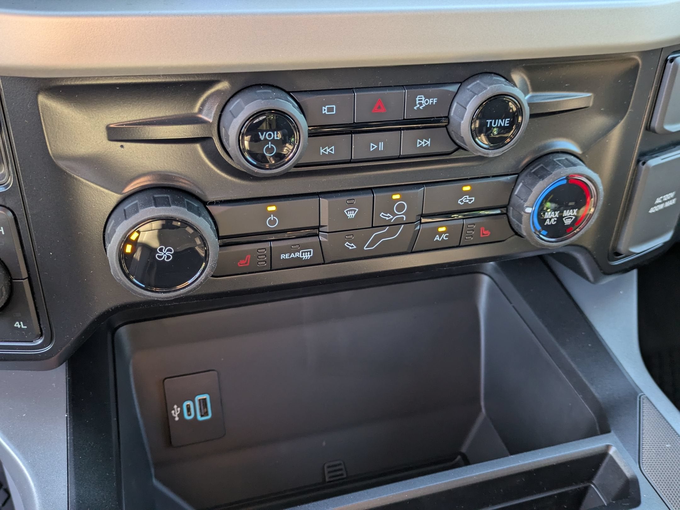 2027 Ford Super Duty F-350 SRW XLT
