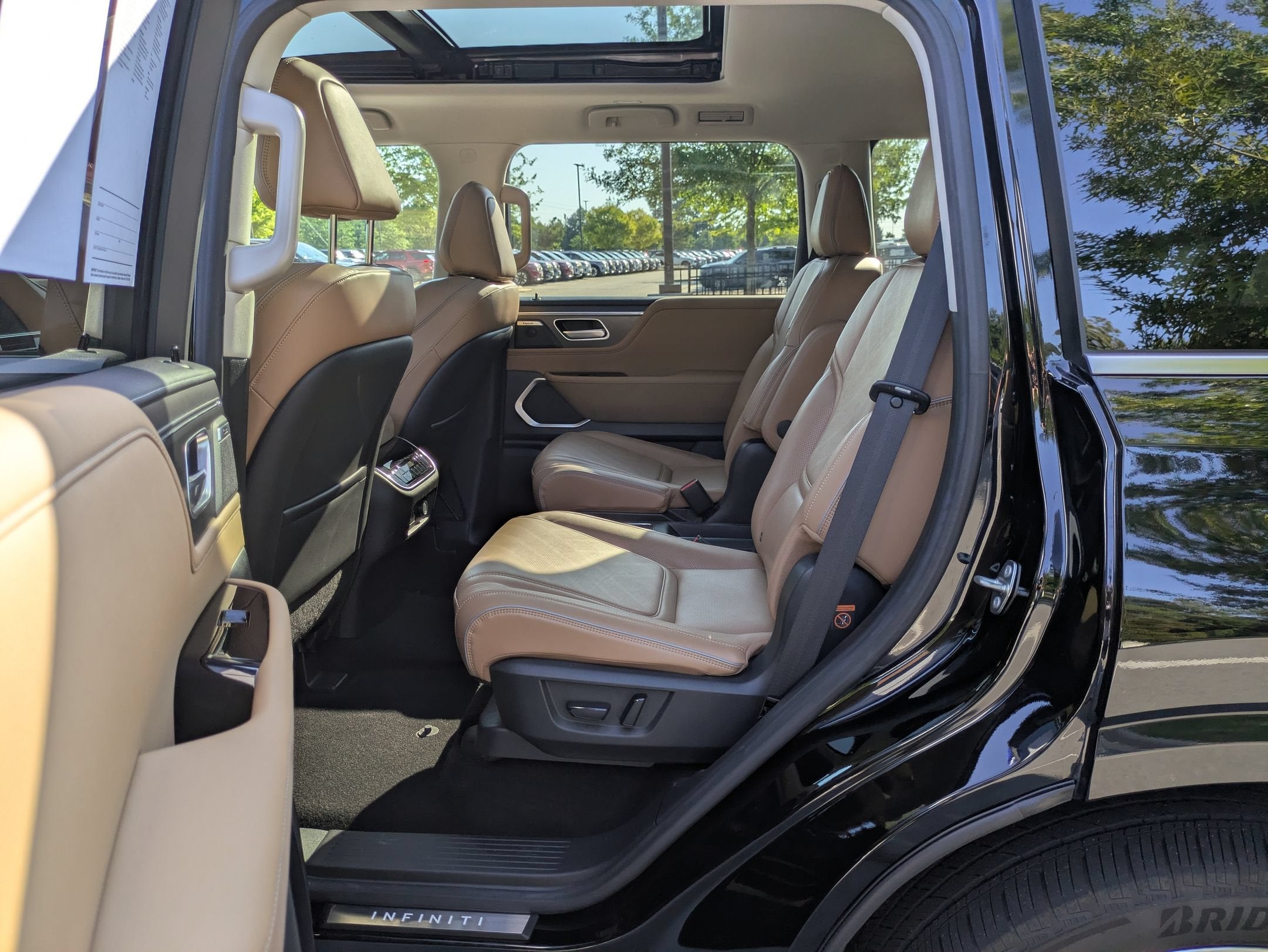 2025 INFINITI QX80 LUXE