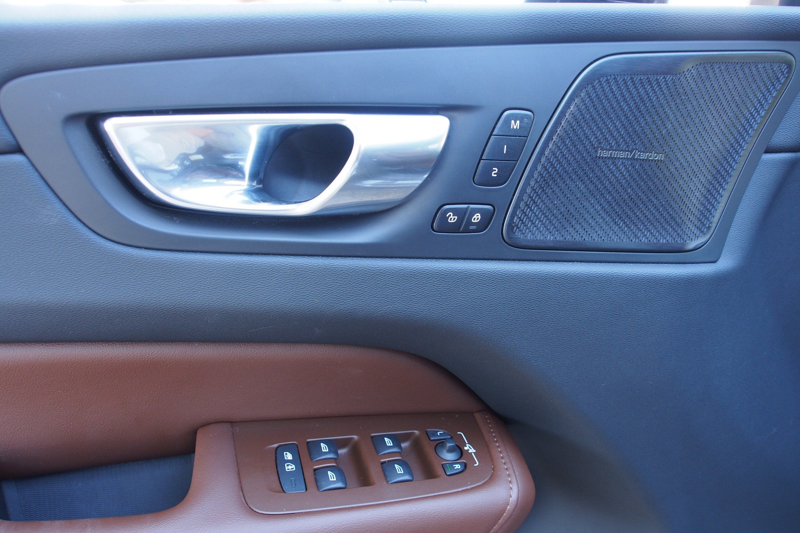 2023 Volvo XC60 Ultimate Bright Theme